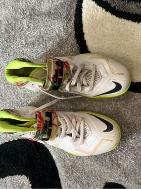 Men’s Size 8.5 Nike LeBron Basketball Sneakers